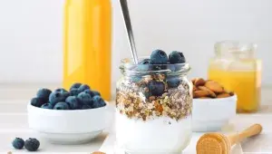 snídaně: jogurt s ovocem a ovesnými vločkami a smoothie