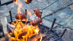 Způsobů, jak naříznout špekáčky, je spousta. Každý má ten svůj oblíbený