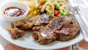 grilované maso s omáčkou