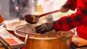 Velký test svařáků v Praze: Kde najdete ten nejlepší a čemu se raději vyhnout? Redaktorky otestovaly 7 míst od tajných dvorků až po adventní trhy