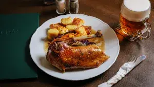 Husy za zradu pykají už 1700 let. Legenda o svatém Martinovi: Proč jezdí na bílém koni a proč se pečou zrovna husy?