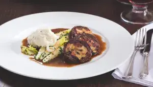 Husí roláda s kedlubnovým zelím a tvarohovými šiškami