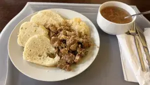 Jídelna Světozor: výpečky se zelím a knedlíkem