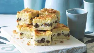 Sypaný koláč s tvarohem a rozinkami