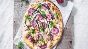 Tarte flambée s medvědím česnekem a bršlicí