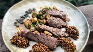 Nízký roštěnec pečený na kameni s žampiony a slunečnicí v ústřicové omáčce