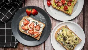 obložený chléb s ovocem