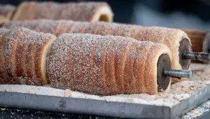 Trdelníky se obalují v cukru