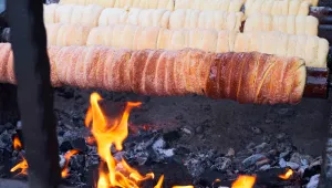 Opékání trdelníků nad ohněm jim dodává specifickou chuť