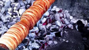 Pečení trdelníků je nejlepší nad horkými uhlíky, přímý oheň by je mohl spálit