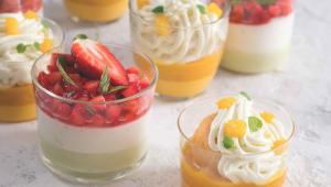 Tropická baba a cheesecake s jahodami