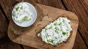 Chléb s tvarohovou pomazánkou