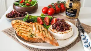 Grilovaný hermelín se zkaramelizovanou cibulkou