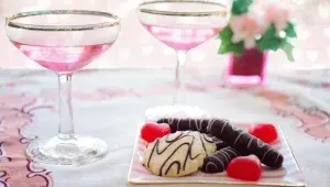 čokoládové pralinky a růžové víno
