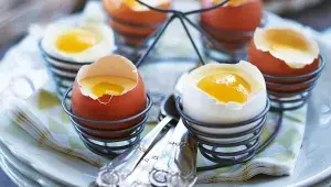 Pěna z bílé čokolády s meruňkovým džemem ve skořápce