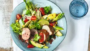 Vepřová panenka se salátem a quinoou