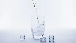 nakévání vody do sklenice