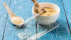 Různé podoby želatiny: prášek, granule a plátky