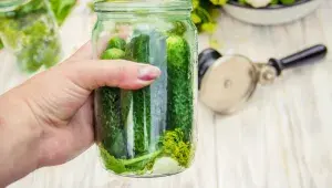 Nad náplní sklenice musí zůstat 1–2 cm volné, aby se správně zavařily