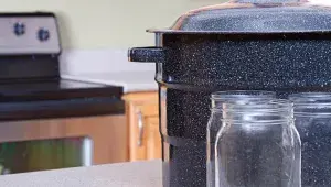 Sklenice, víčka a velký hrnec – víc nepotřebujete