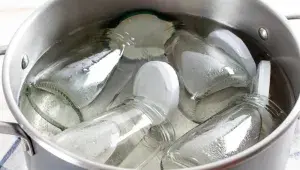 Místo páry můžete sklenice a víčka rovnou vyvařit. Pak je nechte důkladně vyschnout