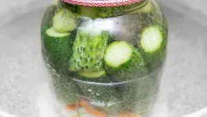 Sklenice v hrnci zalijte asi do 2/3 jejich výšky