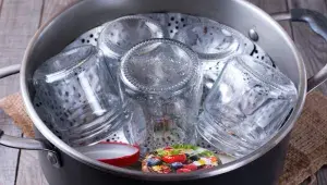 Jednou z možností, jak sterilizovat sklenice, je pára