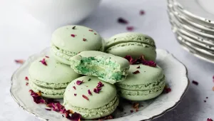 Pistáciové makronky na porcelánovém talíři