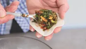 Zeleninové asijské knedlíčky se švestkovou omáčkou - krok 2 - plnění knedlíčků