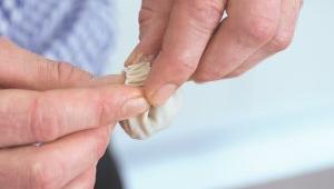 Zeleninové asijské knedlíčky se švestkovou omáčkou - krok 3 - tvarování knedlíčků