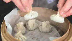 Zeleninové asijské knedlíčky se švestkovou omáčkou - krok 4 - napařování knedlíčků