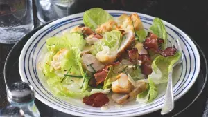 Salát Caesar s pečeným kuřetem a minitousty