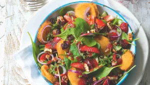 Salát s kozím sýrem a jahodovo-makovou zálivkou