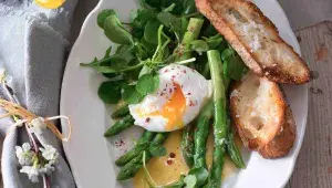 Salát se ztraceným vejcem, baby chřestem a holandskou omáčkou