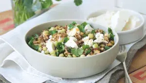 Salát z černé rýže s naklíčeným hrachem