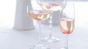 Šampaňské s růžovým sirupem