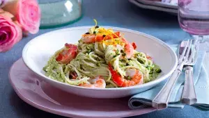 Špagety s pistáciovou omáčkou a krevetami