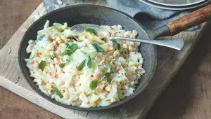 Špecle se šalvějí, sýrem a lískovými oříšky