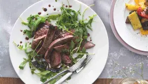 Steak z hovězího pupku s pečenou zeleninou