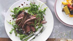 Steak z hovězího pupku s pečenou zeleninou