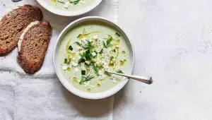 Studená okurková polévka s jogurtem a koprem