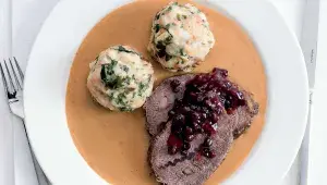 Svíčková se žemlovými knedlíky