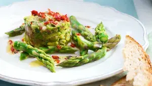 Tataráček ze zeleného chřestu a avokáda