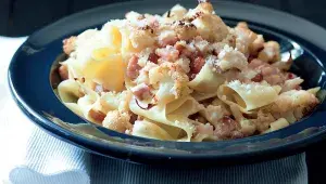 Těstoviny s květákem, slaninou a chilli