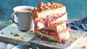 Toust s arašídovým máslem, džemem a krokantem