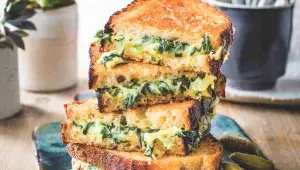 Toust s jarními cibulkami a sýrem gruyère