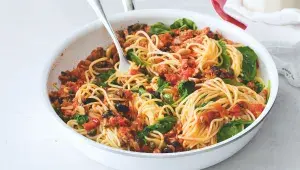 Tuňákové špagety alla puttanesca