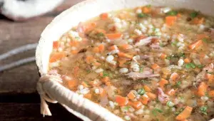 Tradiční český recept, který znaly už naše babičky: Nejsnazší uzená polévka s kroupami zahřeje i nasytí