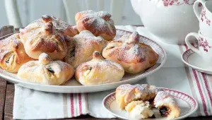 Vázané koláče s tvarohem a povidly