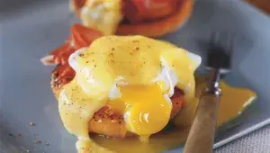 Vejce Benedikt s holandskou omáčkou